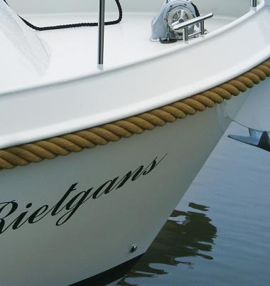 Lettrage en adhésif sur bateau 